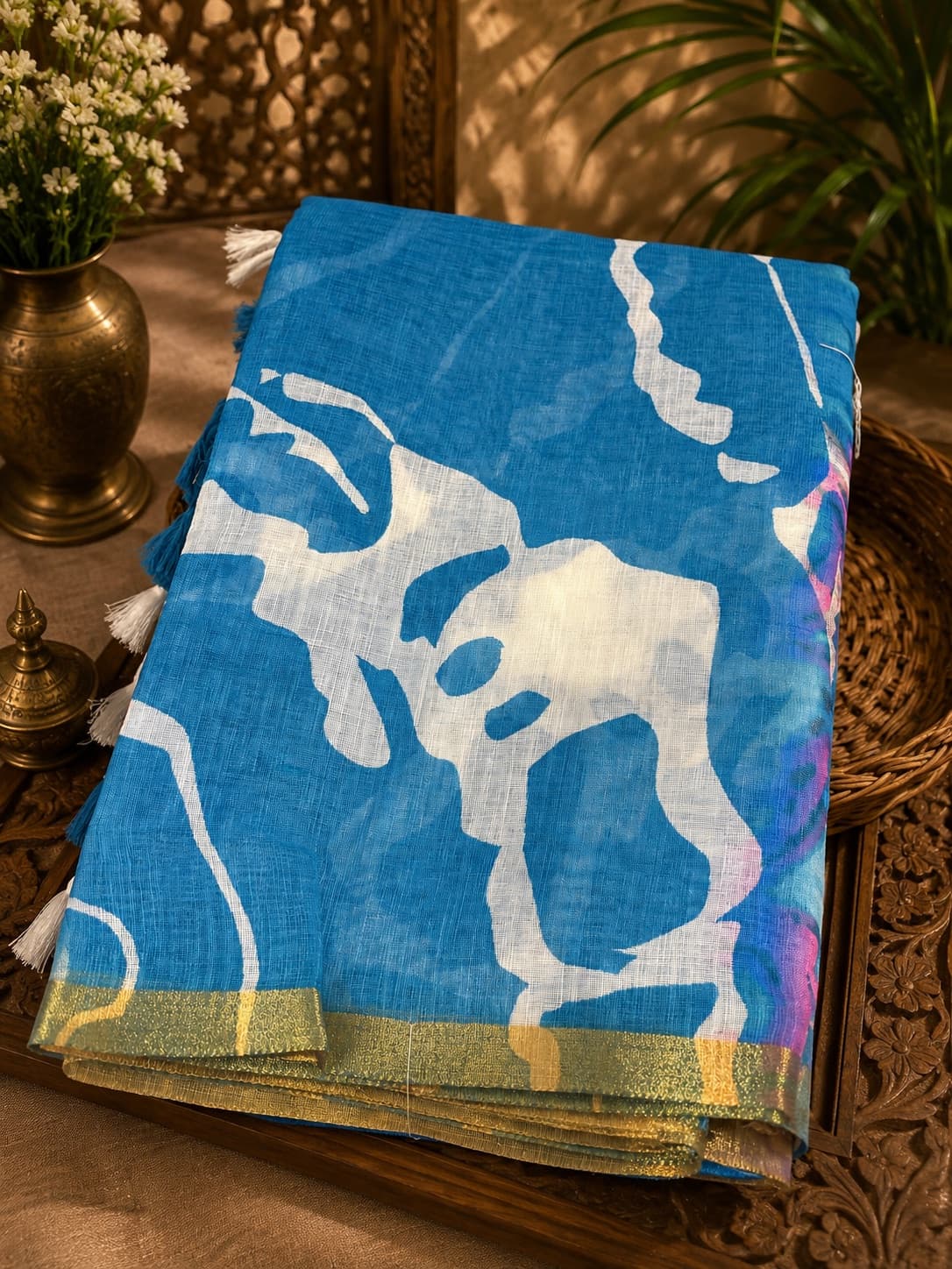 Blue And White Abstract Printed Saree in Blue / White, Linen