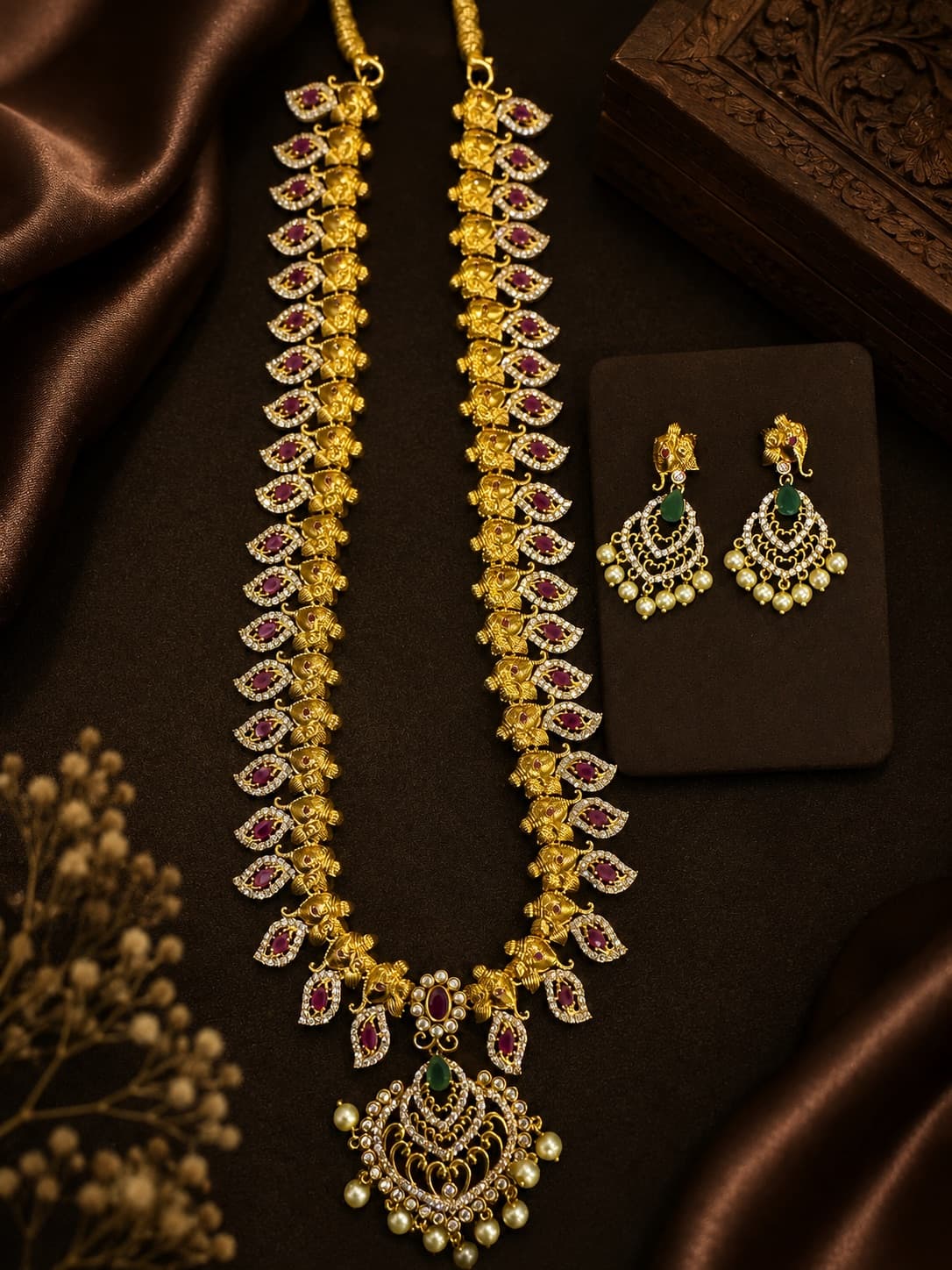 Ruby Emerald Gold Plated Necklace Set jewellery in Gold / Maroon